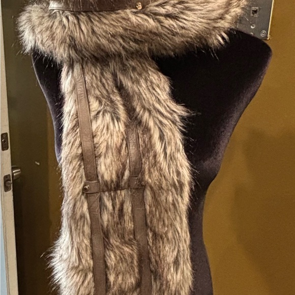 Henri Bendel faux fur scarf with leather trim - Picture 5 of 9